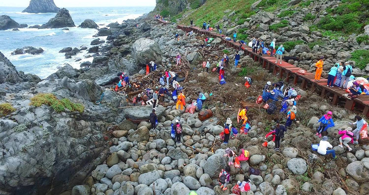 250人在基隆嶼淨灘。 圖：產業發展處海洋事務科/提供