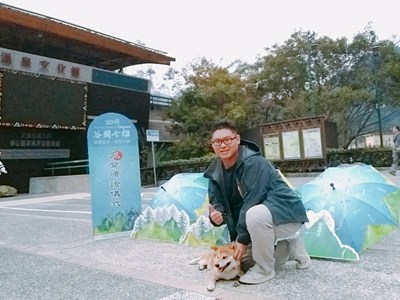 日本柴犬阿財陪伴主人黃俊源完成攀登谷關七雄。 圖：翻攝台中市政府網站