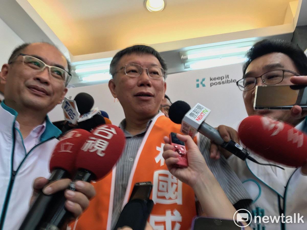 台北市長柯文哲（中）上午出席親民黨議員林國成（右）競選總部成立，議員參選人洪士奇（左）也到場。 圖：周煊惠 / 攝