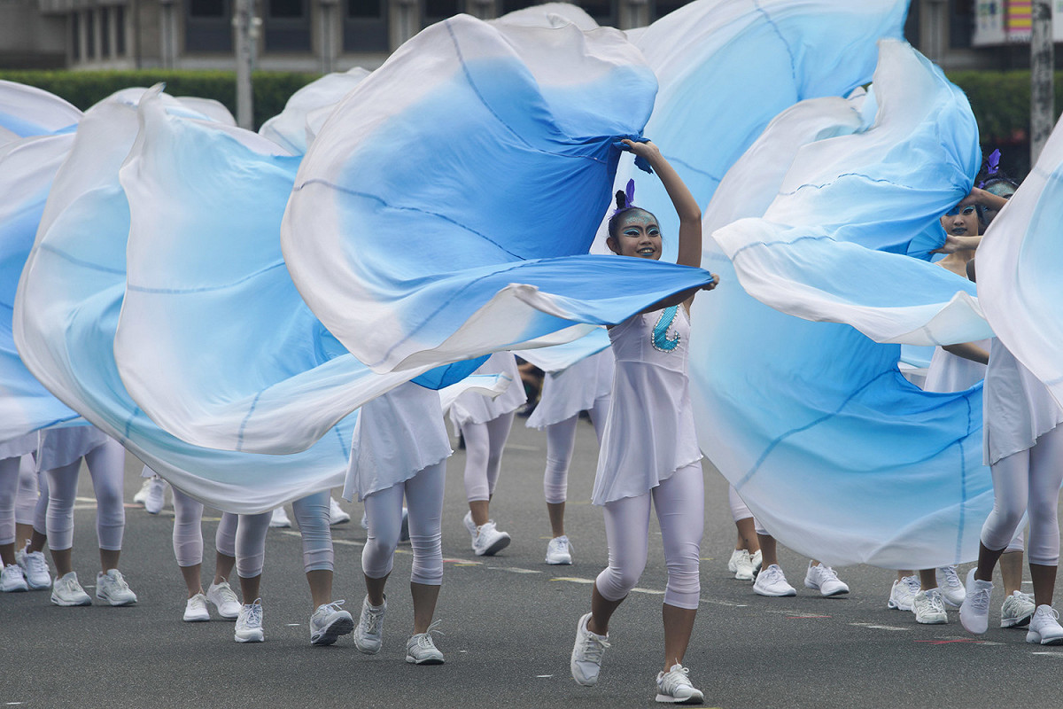 107年國慶預演今天下午在總統府前廣場舉行，國防部三軍樂儀隊、憲指部快速反應連、各級學校學生在總統府前展現各項精彩演出，獲得現場觀禮觀眾熱烈的掌聲。 圖：張良一/攝