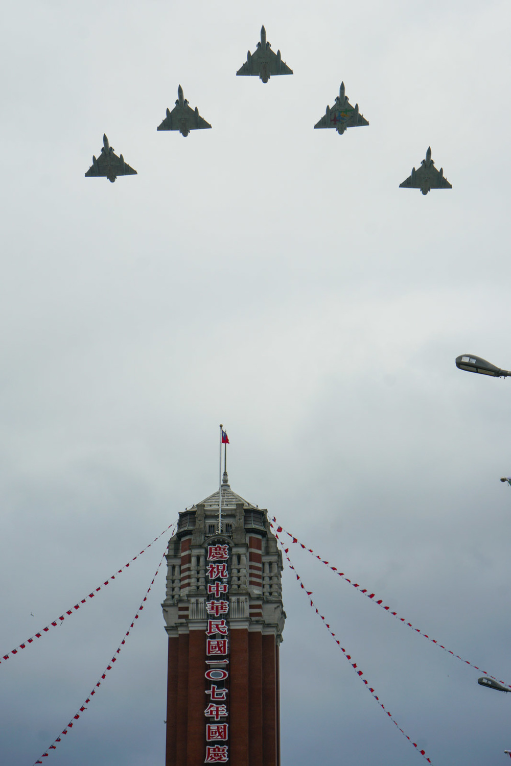 表演節目結束之後，空軍幻象兩千戰機衝場，為國慶慶典帶來最高潮！ 圖：張良一/攝
