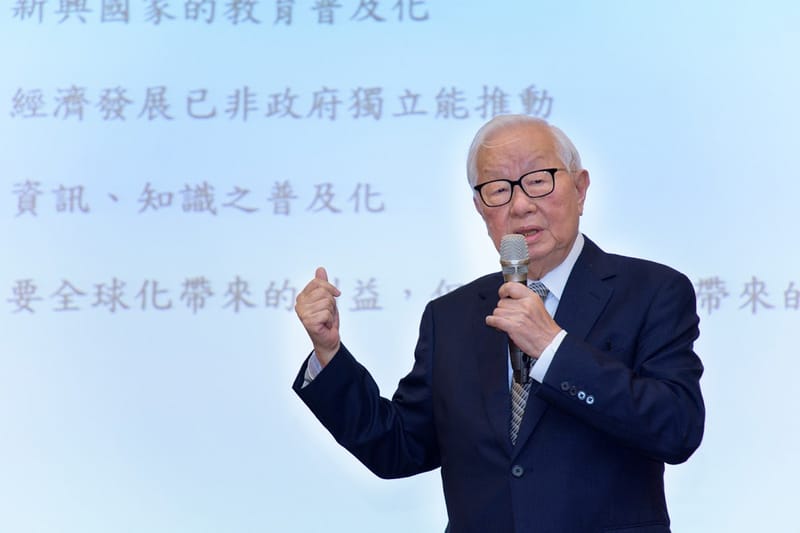 台積電創辦人張忠謀表示，他在與高階主管人選面談時，都會問的標準是「你為什麼要到我們公司來？」他說，他很不喜歡聽到的答案是「我覺得在這間公司有很多學習的機會」。 圖 : 扶輪社/提供