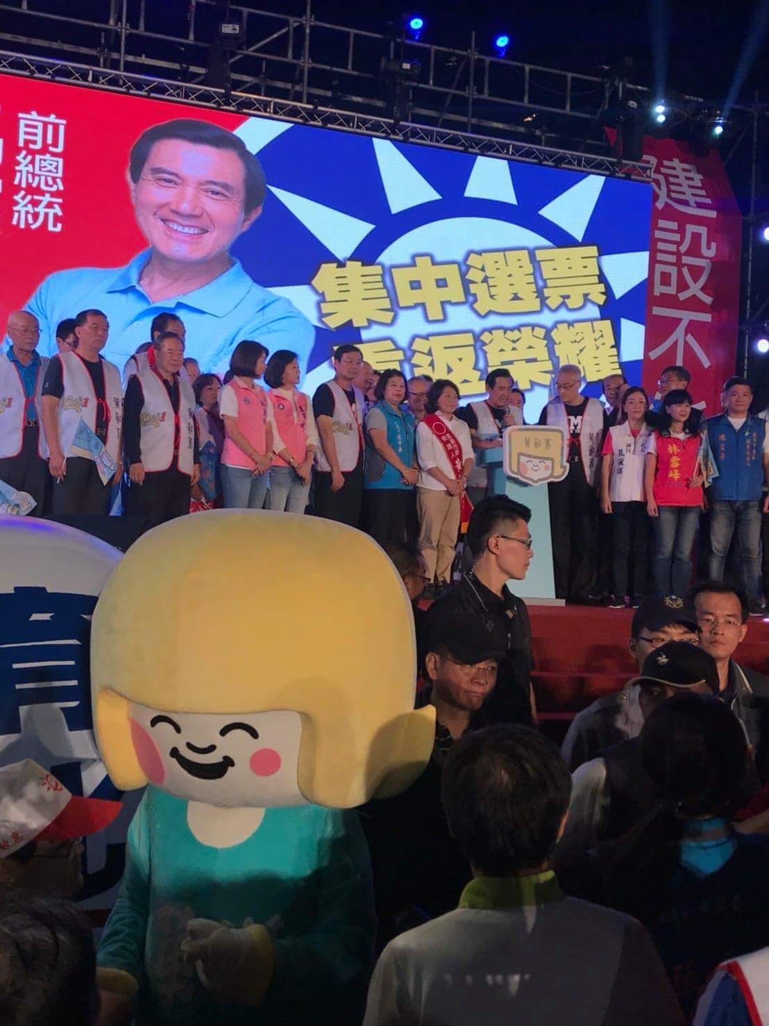 黃敏惠這次回鍋參選嘉義市長，今晚在市立體育場前停車場舉行競選總部成立大會，包括前總統馬英九、國民黨主席吳敦義、前副總統蕭萬長、前國民黨主席吳伯雄，以及立委曾銘宗、蔣萬安等國民黨老、中、青三代都前來站台助陣。 圖：黃敏惠競選辦公室/提供