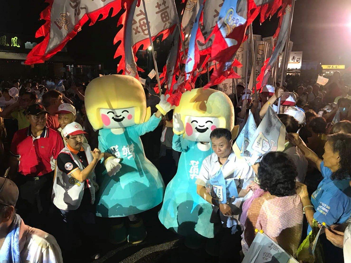 馬英九並特別贈送交趾陶「勇馬」給「勇媽」黃敏惠，祝她「馬到成功」。 圖：黃敏惠競選辦公室/提供