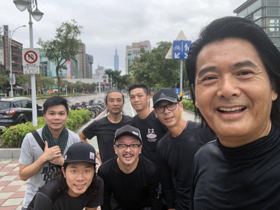香港影星「發哥」周潤發（右）來台宣傳新片「無雙」，7日上午到大安森林公園晨跑，途中遇到粉絲要求合影，周潤發來者不拒，展現親民作風。  圖：中央社（雙喜電影提供）