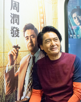 香港影星「發哥」周潤發為宣傳新片「無雙」訪台，7 日下午更搭乘北捷，讓許多意外見到「發哥」本尊的民眾驚呼連連。  圖：中央社（雙喜電影提供）