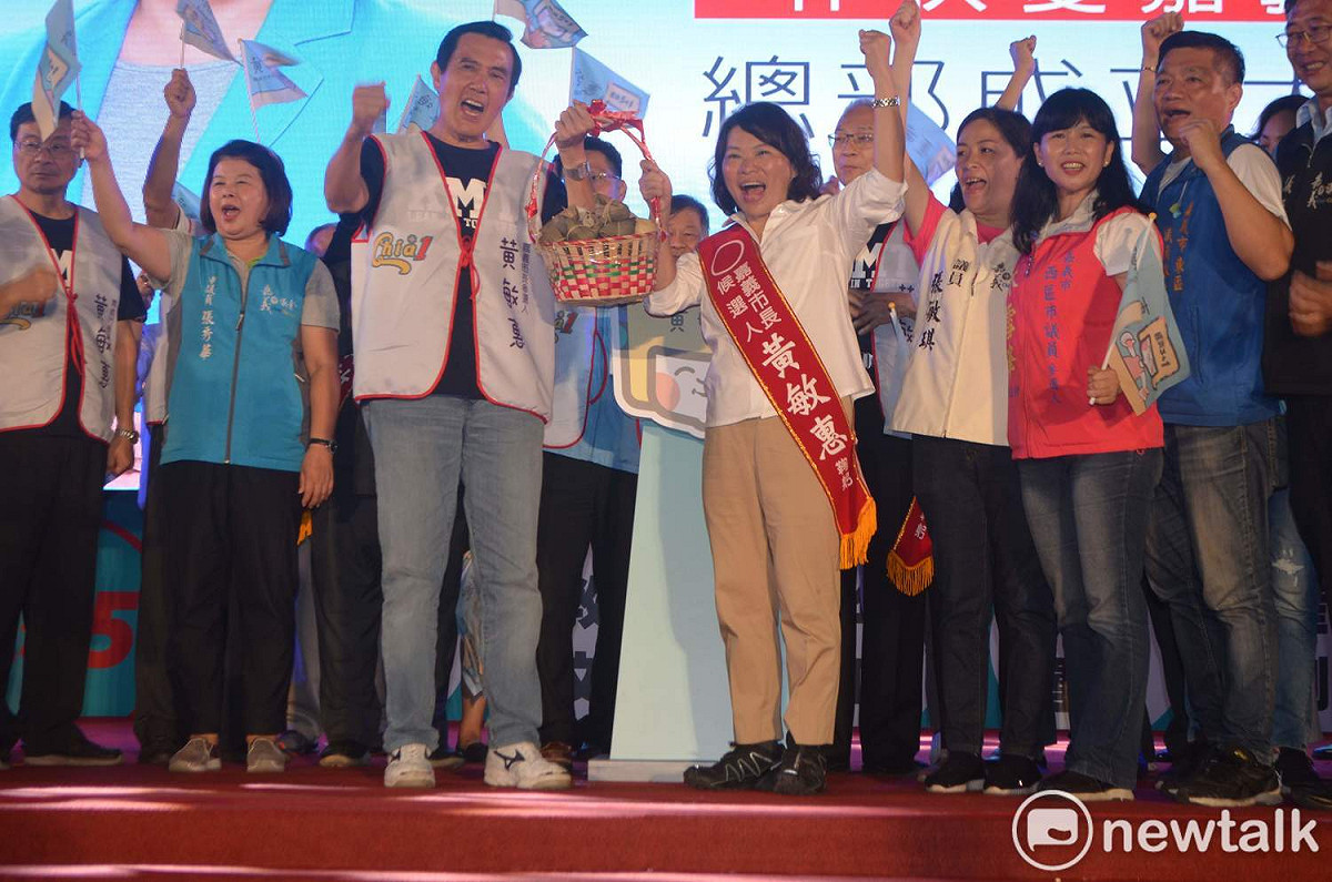 黃敏惠競選總部7日成立，前總統馬英九送上包子與粽子，祝黃敏惠「包中」。 圖：蔡坤龍/攝