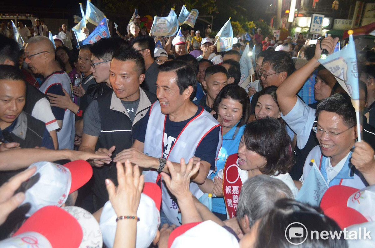 黃敏惠競選總部7日成立，前總統馬英九與黃敏惠走向舞台時，受到民眾熱情簇擁。 圖：蔡坤龍/攝
