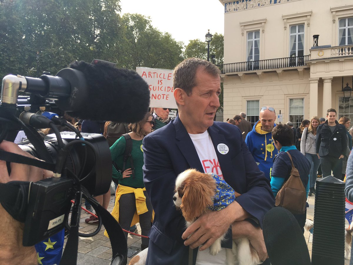 英國前工黨政府發言人康貝爾7日帶著寵物騎士查理王小獵犬，現身力挺「吠公投」反脫歐遊行。 圖：翻攝Wooferendum推特