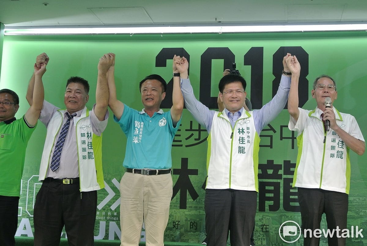 林佳龍長期經營同鄉會，從彰化雲林到嘉義都有豐沛的人脈，圖為嘉義縣長候選人翁章梁參加後援會成立大會，與林佳龍同台造勢。 唐復年/攝（資料照片）