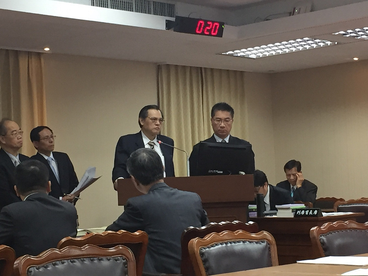 陸委會主委陳明通（左）與內政部長徐國勇（右）今天到立法就居住證進行業務報告與備詢。 圖：趙婉淳／攝