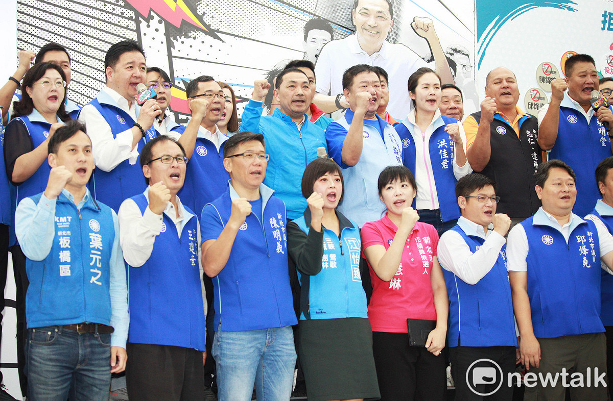 侯友宜與國民黨新北市12選區議員參選人共同簽名連署反對興建深澳燃煤電廠。 圖：林昀真／攝