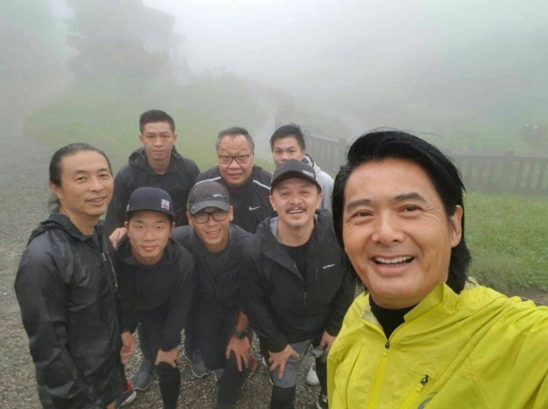 8日早上，周潤發不畏風雨，與工作人員一同到陽明山晨跑。 圖：雙喜電影提供