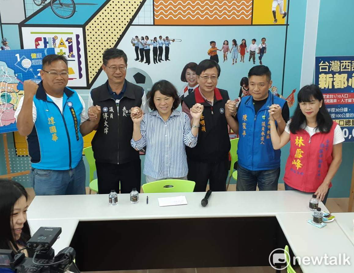 國民黨嘉義市長候選人黃敏惠8日召開記者會，回擊「三問黃敏惠」文宣，國民黨嘉義市黨部主委蔡明顯和多名市議員候選人前來聲援。 圖：蔡坤龍/攝