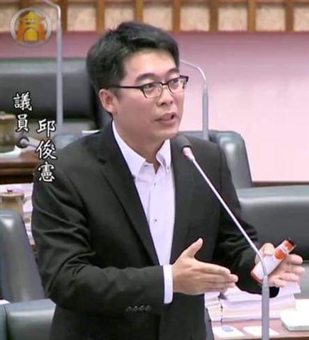 民進黨籍市議員邱俊憲質詢新任行政暨國際處長丁樂群，有關市長座車被發現追蹤器案調查進度。 圖：邱俊憲服務處/提供(資料照片)