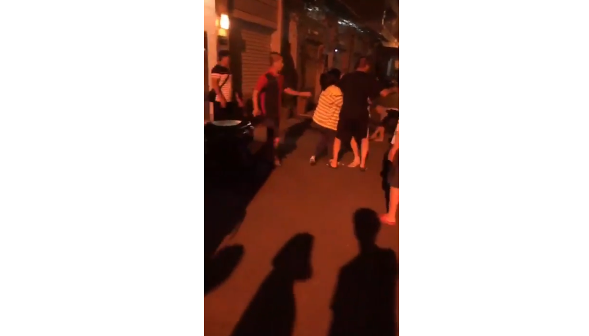 日前一段民眾圍毆的影片，受害男子因頻頻檢舉附近民眾違反交通規則，遭被檢舉民眾上門理論、大打出手。 圖：翻攝黑色豪門企業臉書