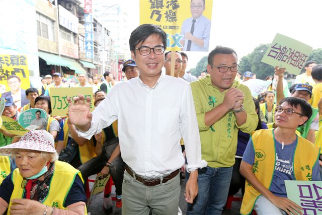 陳其邁為許乃文拉抬聲勢，呼籲鄉親力挺。  圖：許乃文競選服務處/提供