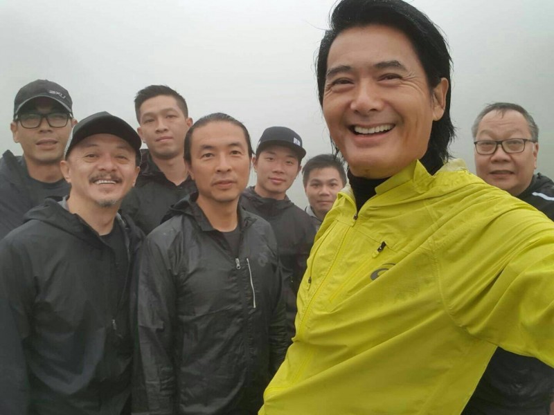 周潤發熱愛運動，來台除了宣傳電影，也到各個地方慢跑，被民眾捕捉。 圖：翻攝爆廢公社