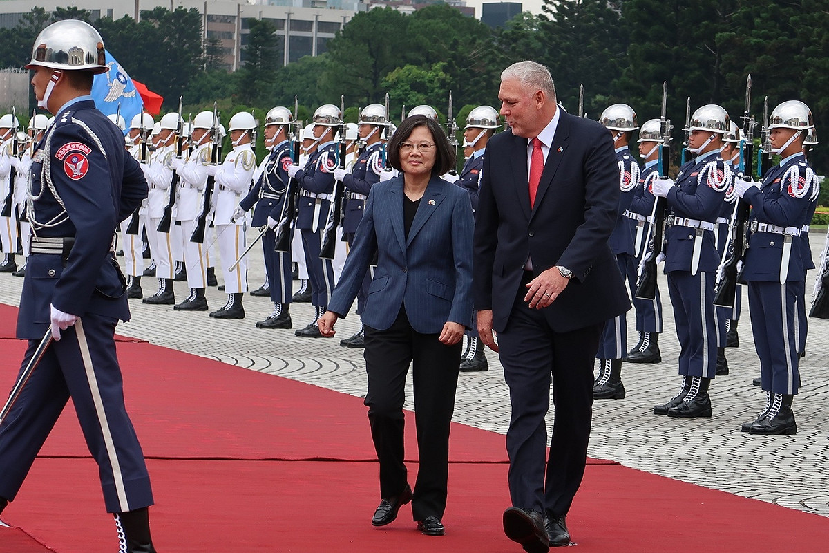 總統蔡英文9日上午在國家表演藝術中心兩廳院藝文廣場主持軍禮歡迎聖露西亞總理查士納(Allen Chastanet)。 圖：林朝億/攝