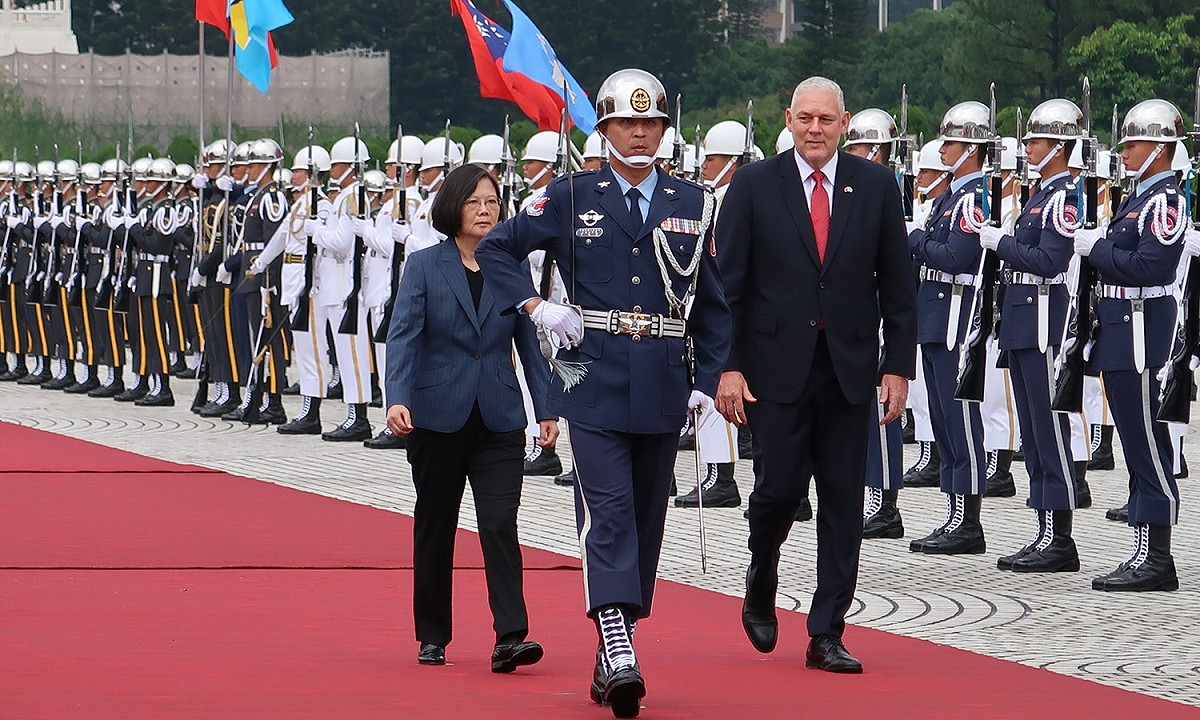 總統蔡英文9日上午在國家表演藝術中心兩廳院藝文廣場主持軍禮歡迎聖露西亞總理查士納(Allen Chastanet)。 圖：林朝億/攝