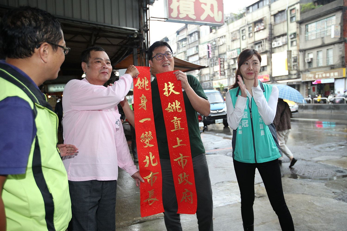 姚文智今至萬華富民市場掃街拜票。 圖：姚文智辦公室／提供