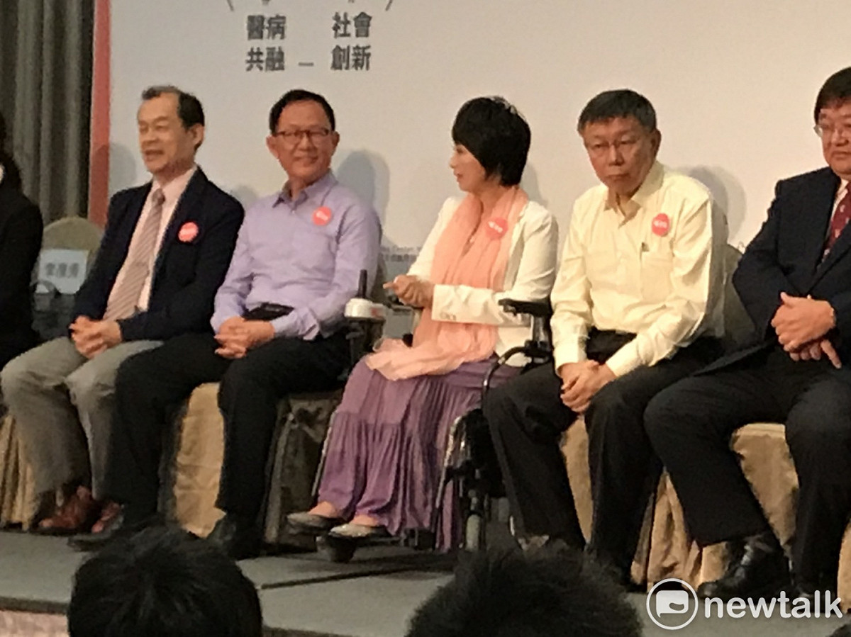 台北市長柯文哲、國民黨台北市長參選人丁守中今（9）日於《病人自主權利法》開跑記者會同台，但兩人互動不多。 圖：周煊惠 / 攝