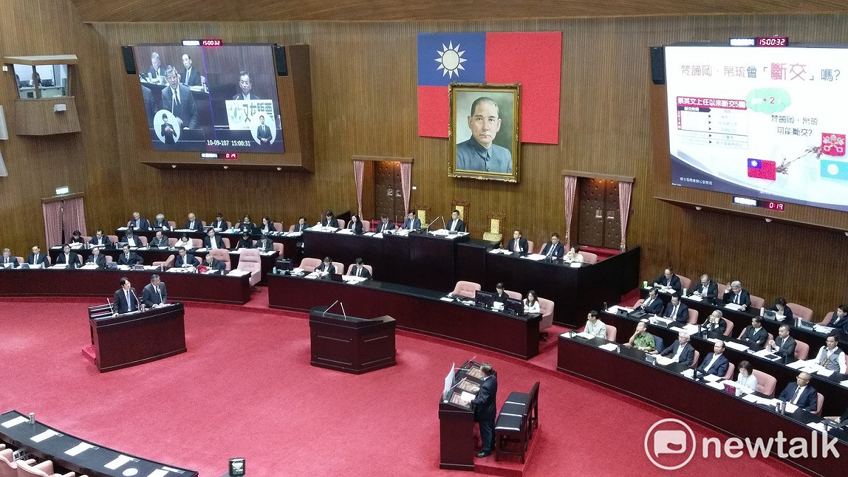 談及近期議題，賴士葆屢屢批批民進黨「又在騙票」。 圖:陳佩君/攝