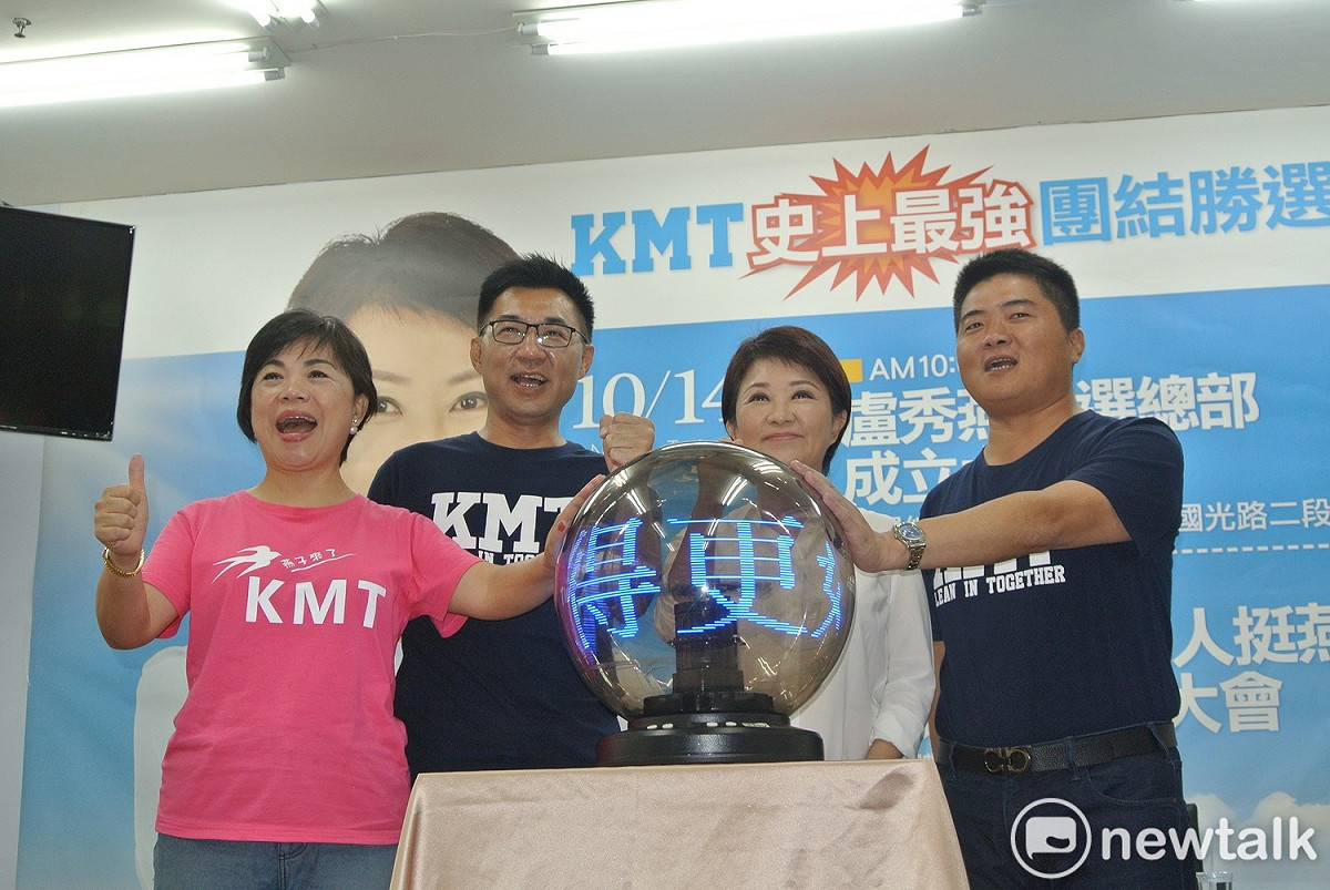 國民黨立委盧秀燕(右二)參加台中市政府國慶升旗典禮時，認為現場指管制區太大，且她的座位離中間太遠。圖為資料照片。 圖：唐復年/攝（資料照片）