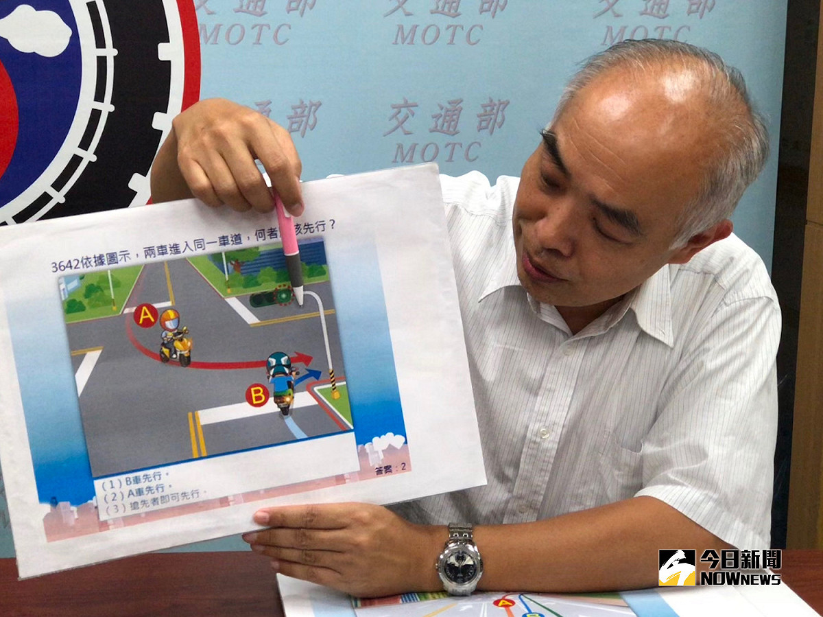 11 月起機車考照圖像式情境考題將倍增。公路總局監理組長林義勝強調，考題難度不會增加。 圖：nownews