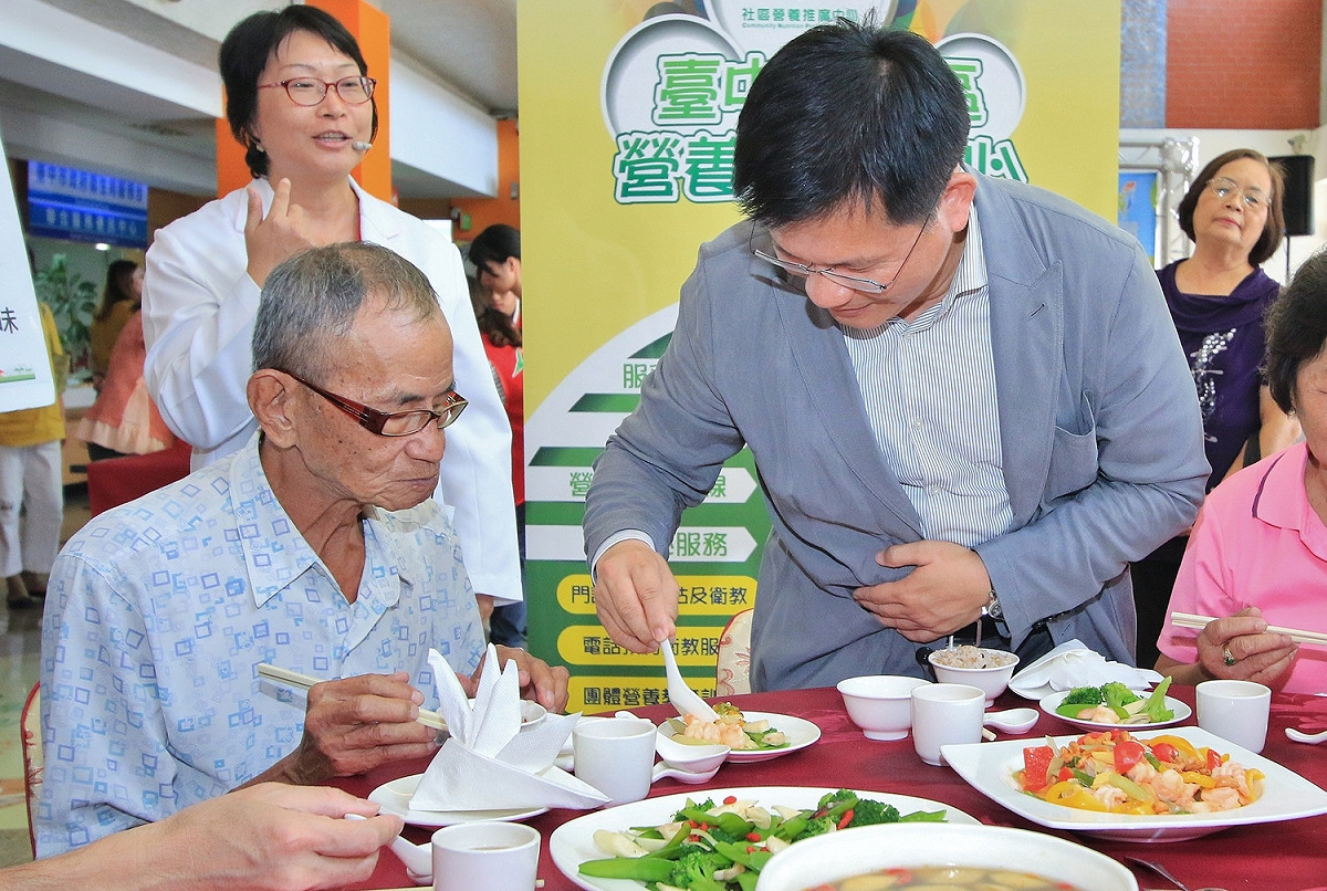 台中市長林佳龍為長輩夾菜。 圖 : 台中市政府/提供