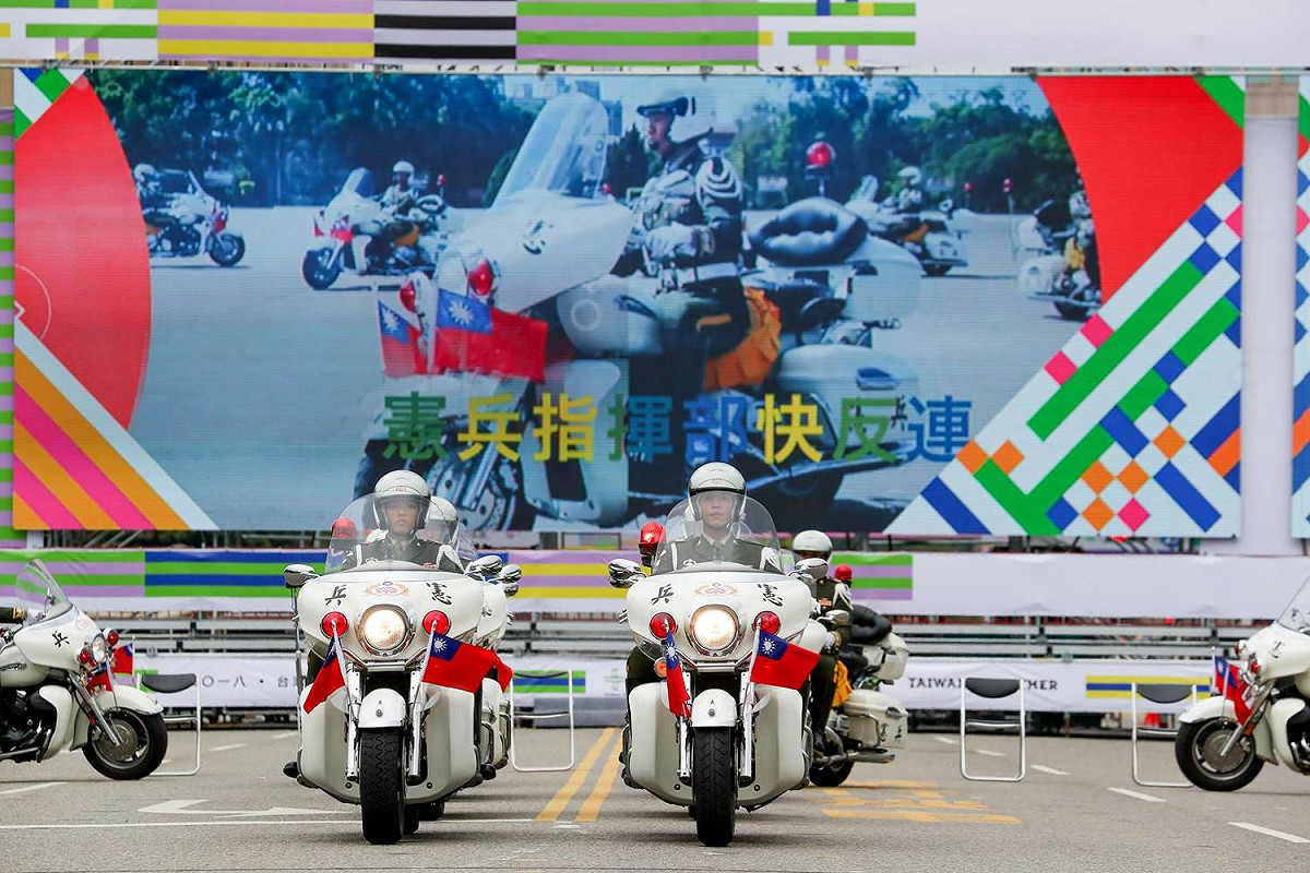 憲兵指揮部快反連的重機變化隊形表演。 圖：截自中華民國讚國慶粉絲專頁