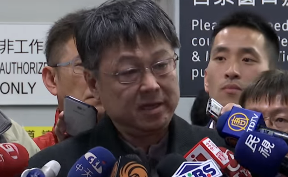 桃園國際機場股份有限公司董事長曾大仁(中)請辭獲准，由交通部常務次長祁文中代理。 截自youtube影片