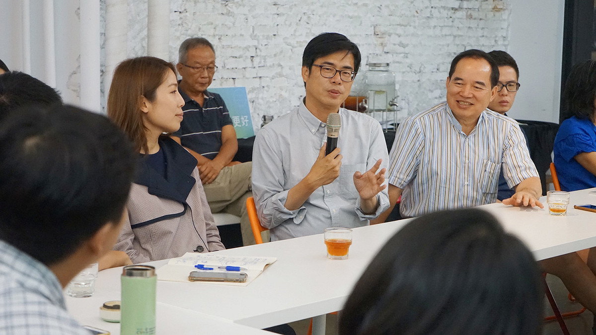 民進黨高雄市長候選人陳其邁今（9）日下午出席由立法委員余宛如舉辦的「社會企業巡迴小聚 高雄場」，約20多位在地社會創新團體參與。 圖 : 陳其邁競選辦公室/提供
