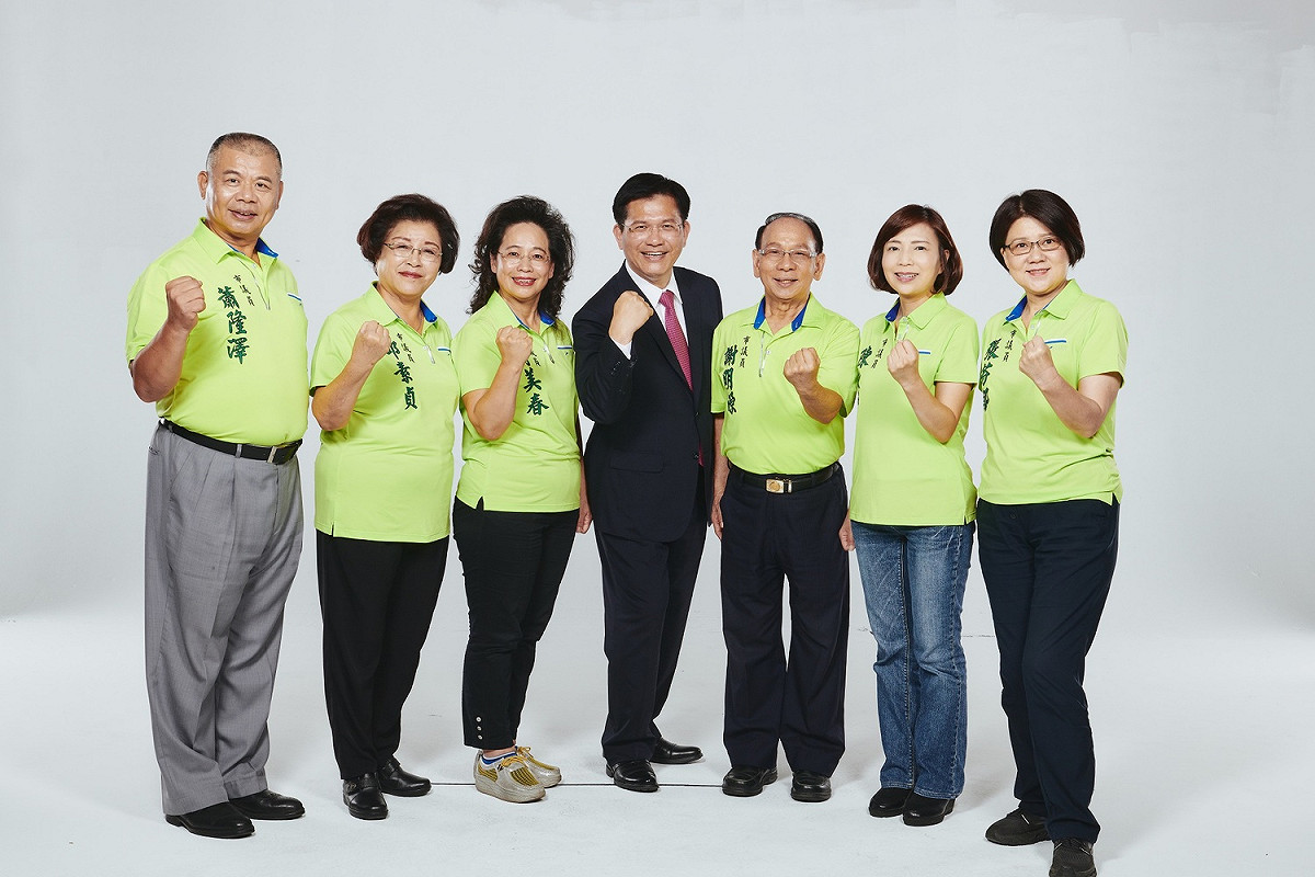 台中市長林佳龍與六名「穩定力量」市議員合影。 穩定力量/提供