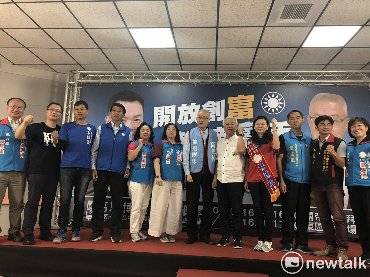 國民黨主席吳敦義、立委吳志揚南下為國民黨台南市長候選人高思博站台造勢，並戴上「義博雲天」面具化身為正義使者。 圖：黃博郎/攝