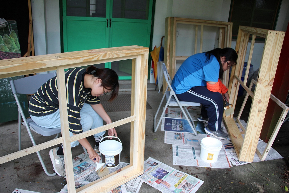 劉志謙與志同道合的青年共同組成「建國前進」行動團隊，自104年起開始行動。今年他們將「眷村」意義重新作定位，攜手將眷村的閒置空間進行改造，建構「築巢食研室」，逐步活化空間，期盼恢復其功能，成為歷史教育場域。 圖：青年發展署/提供