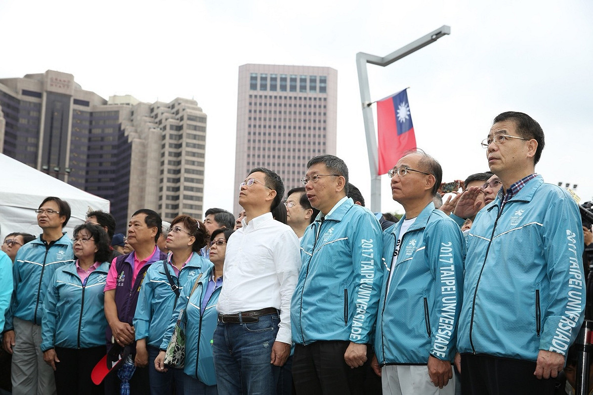 台北市長柯文哲今（10）天一早出席台北市政府的國慶升旗典禮，也發送往年大獲好評的「嗡嗡包」。 圖：台北市政府/提供