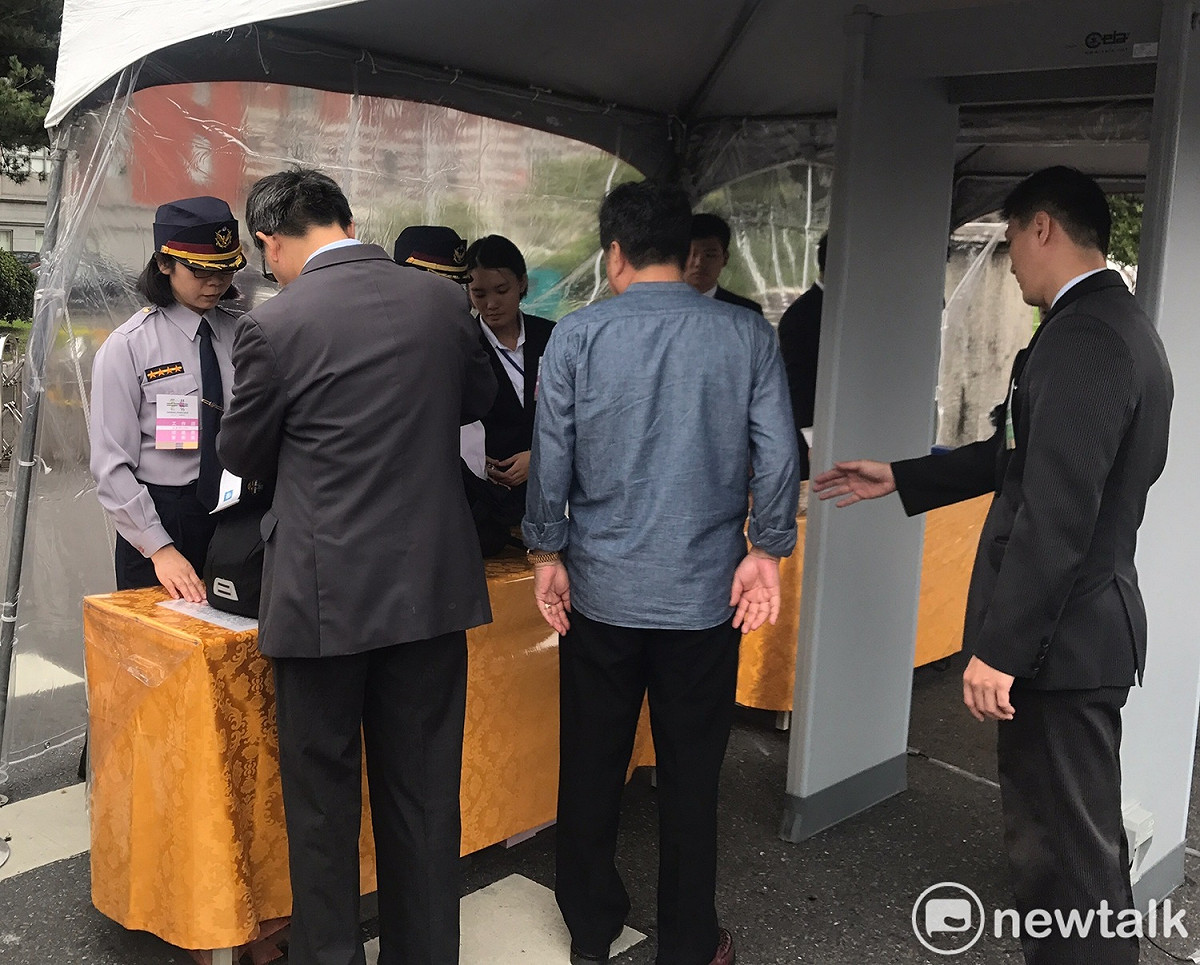 今年國慶安檢較以往嚴格。 圖：趙婉淳／攝