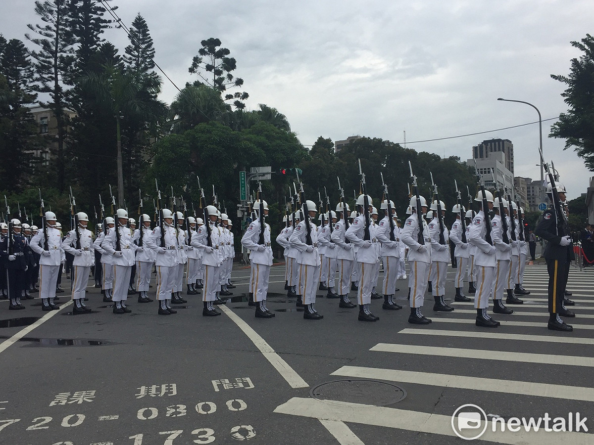 三軍聯合樂儀隊也整齊劃一，穩健踩踏進場，其中引人注目的是，曾赴美參賽獲獎的海軍儀隊上兵蘇祈麟，輕鬆展現特技表演，搏得民眾熱烈掌聲。 圖：趙婉淳／攝
