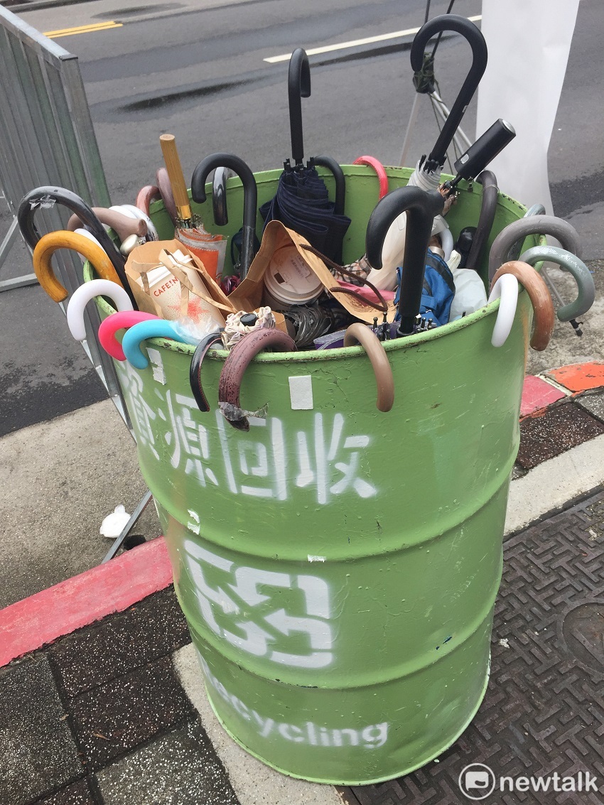 國慶大會安檢十分嚴格，連雨傘都不能帶進去。 圖：趙婉淳／攝