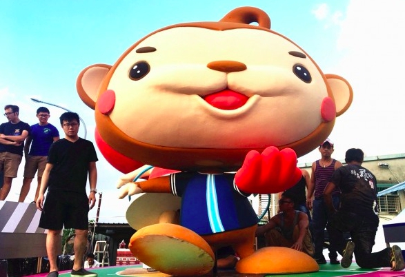 桃園市吉祥物ㄚ桃、園哥將站在花車中間轉盤上，高達五公尺。 圖：翻攝我是桃園人臉書