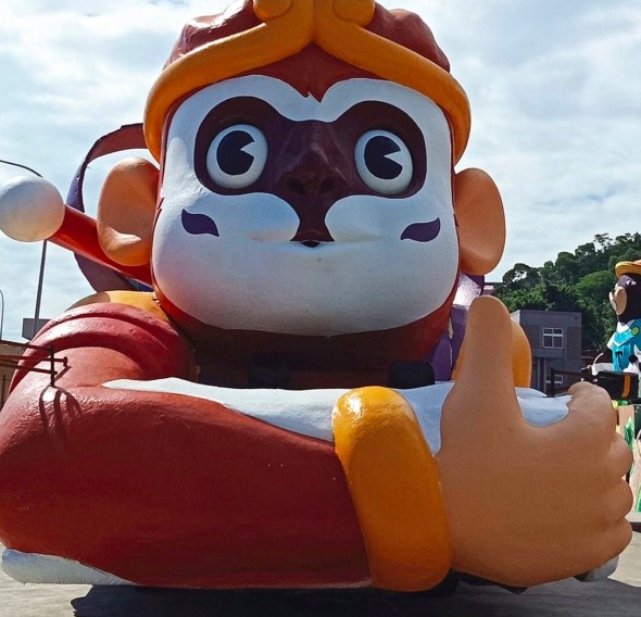 桃捷公司打造「美好實現． 幸福滿載」花車，透過有故事性的西遊記人物孫悟空為視覺主題，做出騰雲駕霧及72變的角色形象。 圖：翻攝我是桃園人臉書