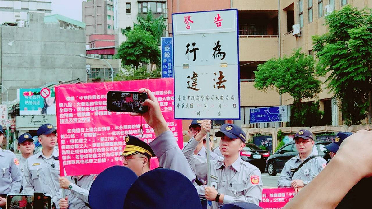 台北市警察局指出，少數群眾在今(10)日8時30分左右，於愛國東路、杭州南路口南側人行道欲施放大型高空氣球，經警察局大安分局警力勸導制止。 圖：台北市警察局/提供