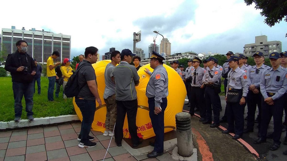 少數群眾在今(10)日8時30分左右，於愛國東路、杭州南路口南側人行道欲施放大型高空氣球。 圖：台北市警察局/提供