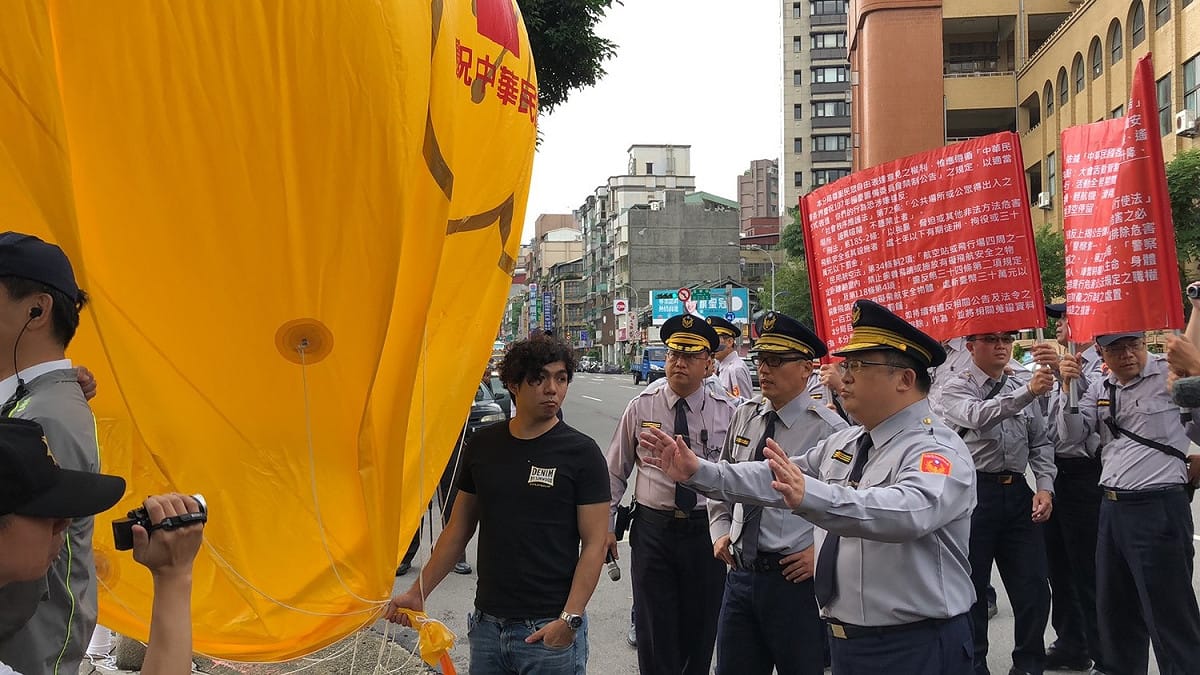 大安分局發現約20名群眾欲施放高空氣球時，即予以柔性勸導，並說明相關規定及維安要求，經多次勸導無效，於9時28分第一次舉牌警告，9時31分民眾主動將氣球洩氣，施放氣球事件方才平和圓滿結束。 圖：台北市警察局/提供
