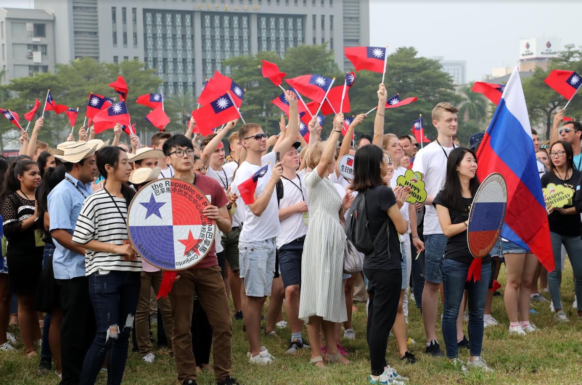 台南市政府上午於市府旁西拉雅廣場舉行升旗典禮。 圖：台南市政府提供
