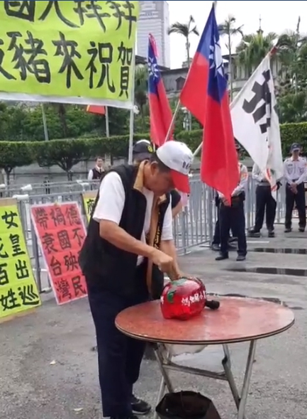 拔菜聯盟盧朝財拿出3隻小豬撲滿，演出殺豬公戲碼。 圖：翻攝拔菜聯盟直播影片