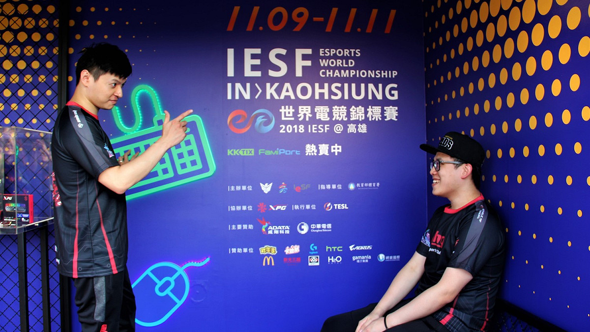 Ziv與Westdoor與IESF宣傳貨櫃中的道具逗趣互動 圖：蔡幸秀/攝