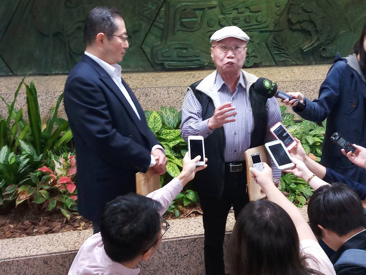 全國農田水利會所組成之「農田水利法草案」專案研究顧問團由前立委暨顧問團代表陳昭南今早遞送農委會10位水利會長連署陳情要求農委會修正草案。陳昭南表示，「這到底是誰出的餿主意？」他指出條文內容引發爭議，痛批政府作法違憲、開民主倒車。 陳昭南提供