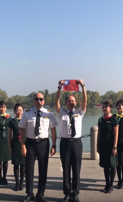 一群長榮機組人員在多瑙河畔自辦升旗典禮。 圖：翻攝影片